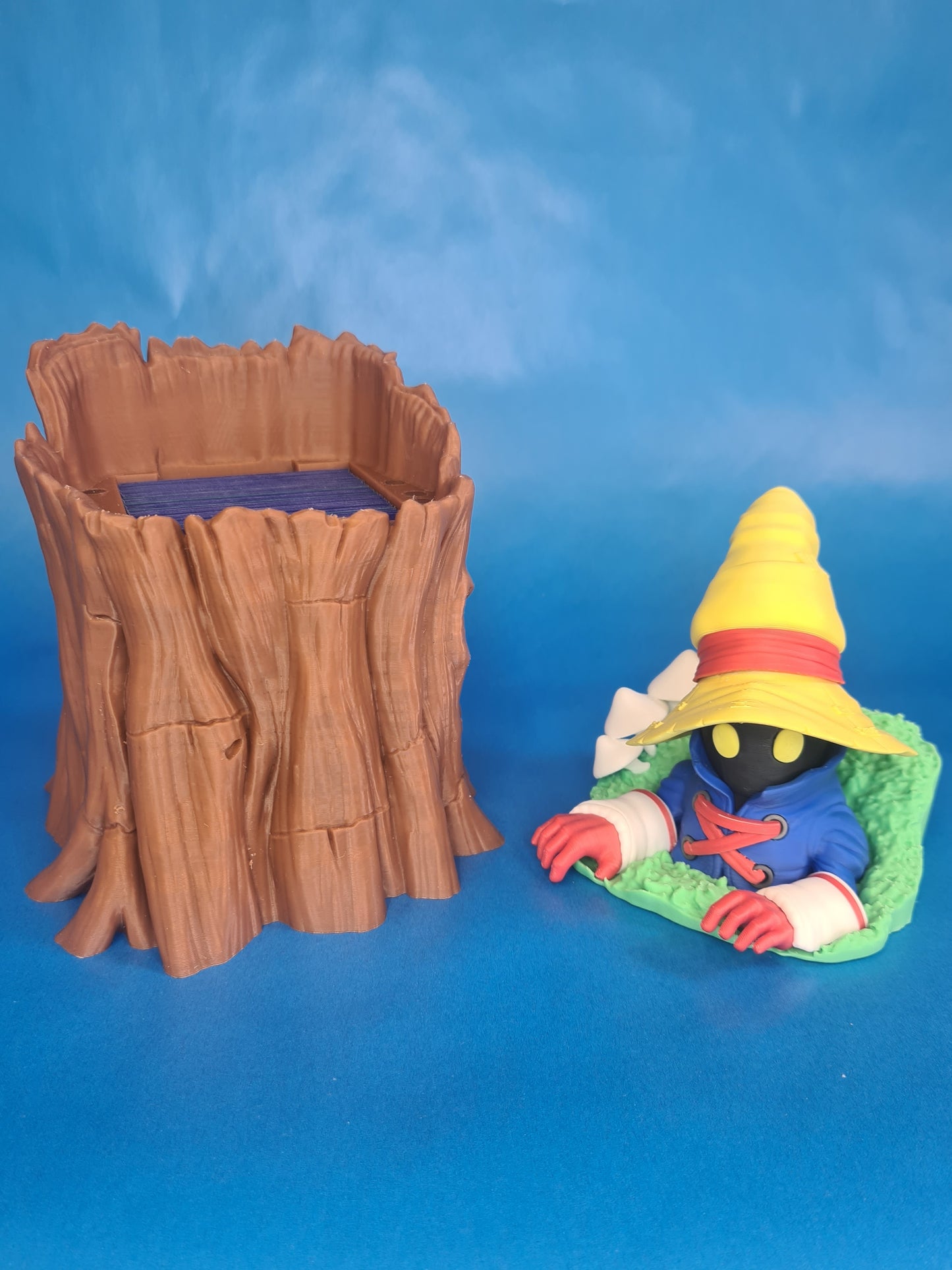 Vivi-Inspired Wooden Stump Deck Box – Fits 100+ Sleeved MTG
